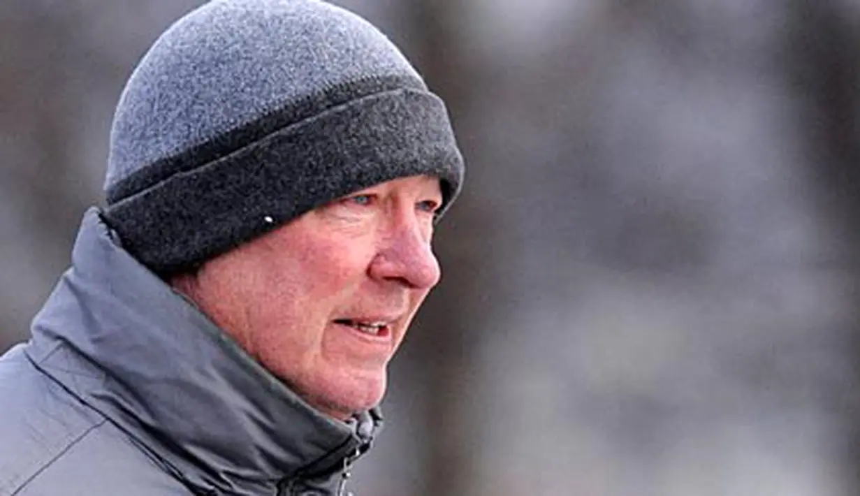 Manajer Manchester United Sir Alex Ferguson mengamati para pemainnya di pusat latihan tim di Carrington, Manchester, jelang partai Liga Champions pada 6 Desember 2010. AFP PHOTO/ANDREW YATES