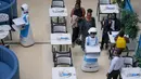 Ketiga robot tersebut tidak diprogram untuk melakukan percakapan penuh dengan pengunjung atau pelanggan. (AP Photo/Brian Inganga)