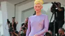 Tilda Swinton berpose untuk fotografer saat tiba untuk pemutaran film "The Eternal Daughter" selama Venice Film Festival 2022 ke-79 di di Lido di Venesia, Italia (6/9/2022). Tilda Swinton bergabung dengan sutradara Joanna Hogg, serta lawan mainnya August Joshi dan Carly-Sophia Davies untuk acara tersebut. (AFP/Tiziana Fabi)