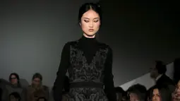 Seorang model kesulitan berjalan akibat sepatunya tak sengaja terlepas saat memperagakan koleksi Oscar de la Renta Fall/Winter 2016 pada pagelaran New York Fashion Week di New York, Selasa (16/2/2016). (REUTERS/Brendan McDermid)