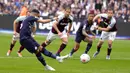 Pemain Manchester City Riyad Mahrez mengeksekusi penalti saat melawan Manchester City pada pertandingan sepak bola Liga Inggris di London Stadium, London, Inggris, 15 Mei 2022. Pertandingan berakhir imbang 2-2. (AP Photo/Kirsty Wigglesworth)