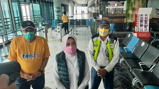 Dirut ASDP Indonesia Ferry, Ira Puspa Dewi, Saat Memberikan Keterangan Rsminya Di Dermaga Eksekutif Merak, Kota Cilegon, Banten. (Minggu, 20/12/2020). (Yandhi Deslatama/Liputan6.com).