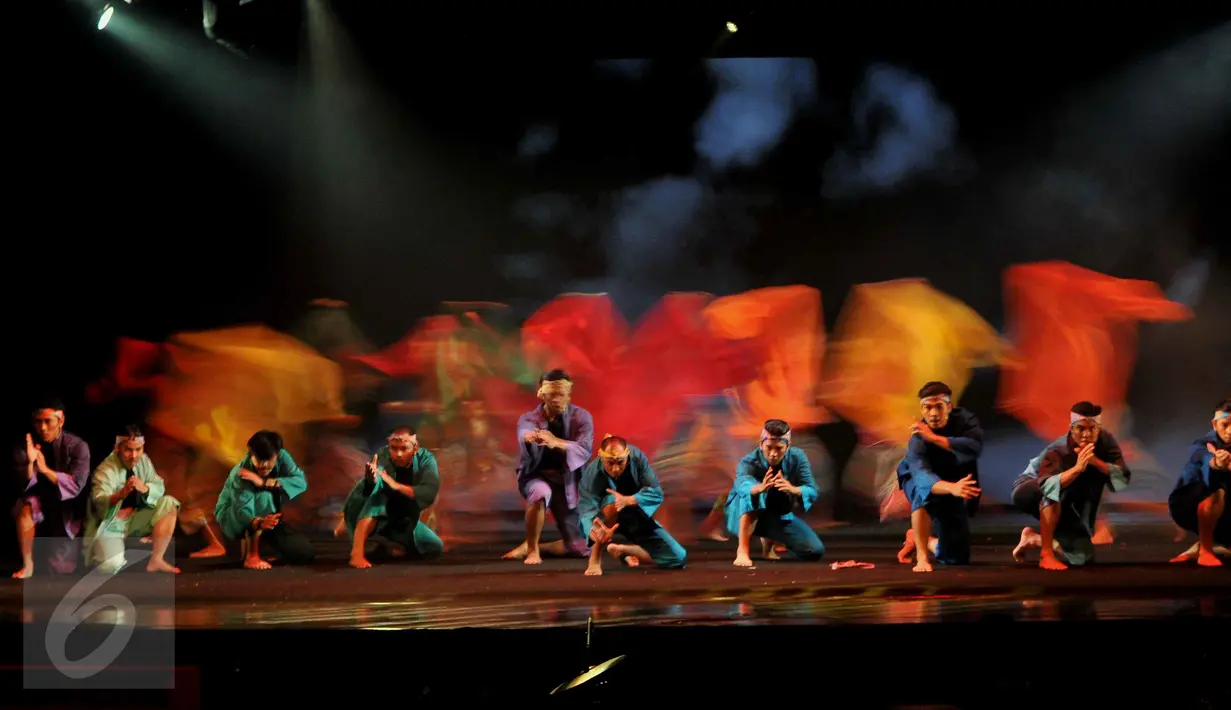 Penampilan finalis Abang None Jakarta dalam pertunjukan sandiwara Betawi berjudul ‘JAWARA! Langgam Hati Dari Marunda’ di Gedung Kesenian Jakarta, Jumat (23/10). Teater tentang silat betawi ini digelar pada 24-25 Oktober 2015. (Liputan6.com/Gempur M Surya)