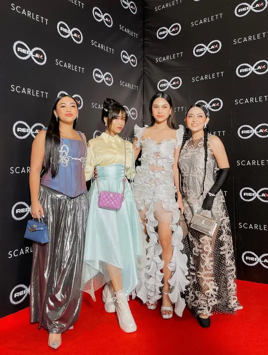 Sementara Azizah tampil elegan dalam balutan ruffle cut out dress warna silver.   [@fuji_an]