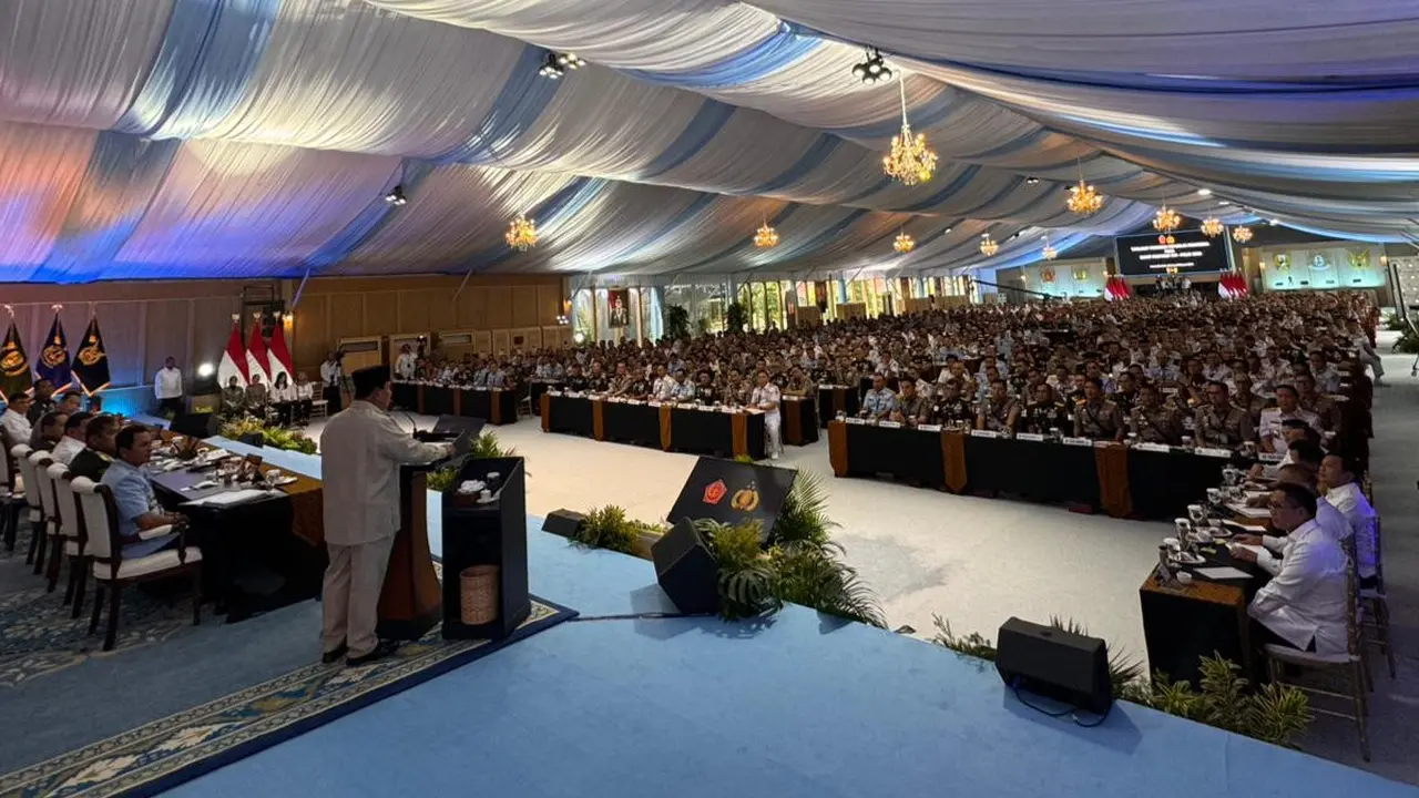 Presiden Prabowo Subianto mengumpulkan ratusan pimpinan Tentara Nasional Indonesia (TNI) dan Kepolisian Negara Republik Indonesia (Polri) dalam Rapat Pimpinan (Rapim) TNI–Polri di Istana Kepresidenan Jakarta. (Setpres)