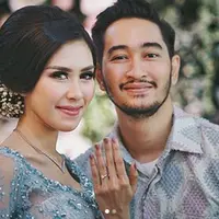 Jeje Govinda telah melamar Syahnaz Sadiwah secara resmi pada Minggu (11/11/2017) di kediaman Syahnaz di Green Andara Residence, Jakarta Selatan. Keduanya pun dikabarkan sudah merencanakan pernikahan. (Instagram/syahnazs)