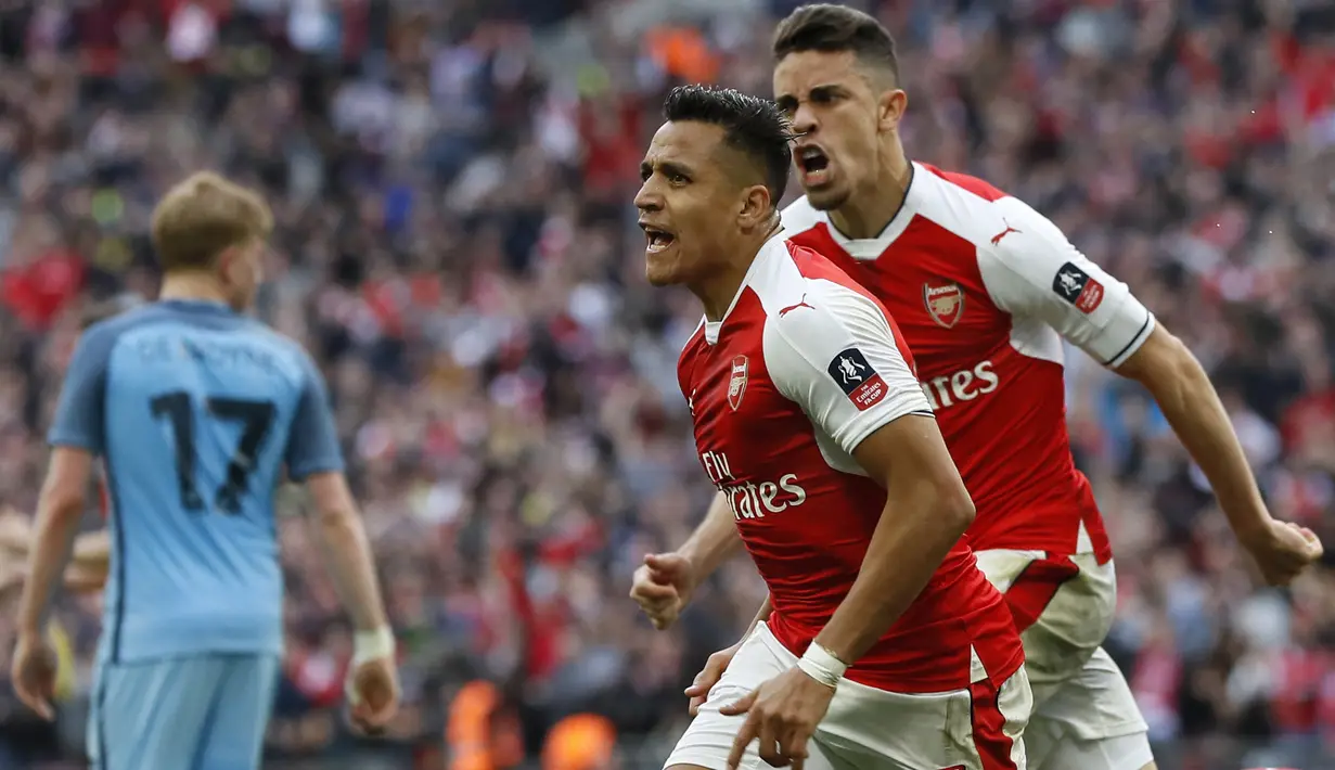 Pemain Arsenal, Alexis Sanchez merayakan golnya ke gawang Manchester City pada semifinal Piala FA di  Wembley stadium, London, Minggu (23/4/2017). Arsenal menang 2-1.  (AP/Kirsty Wigglesworth)