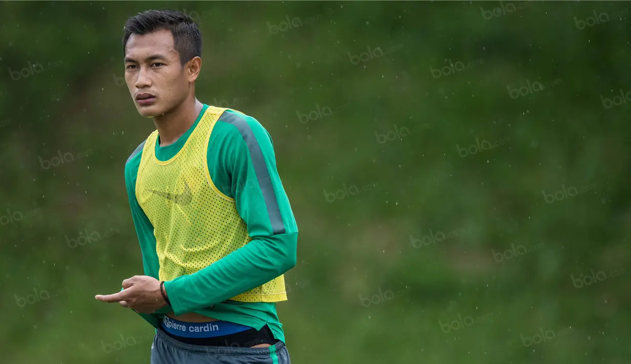 Bek Timnas Indonesia, Hansamu Yama, , latihan di Lapangan SPH Sentul, Jawa Barat, Kamis (1/12/2016).  Manahati dan Hansamu selalu dipasangkan Alfred Riedl dalam sesi latihan beberapa waktu terakhir. (Bola.com/Vitalis Yogi Trisna)