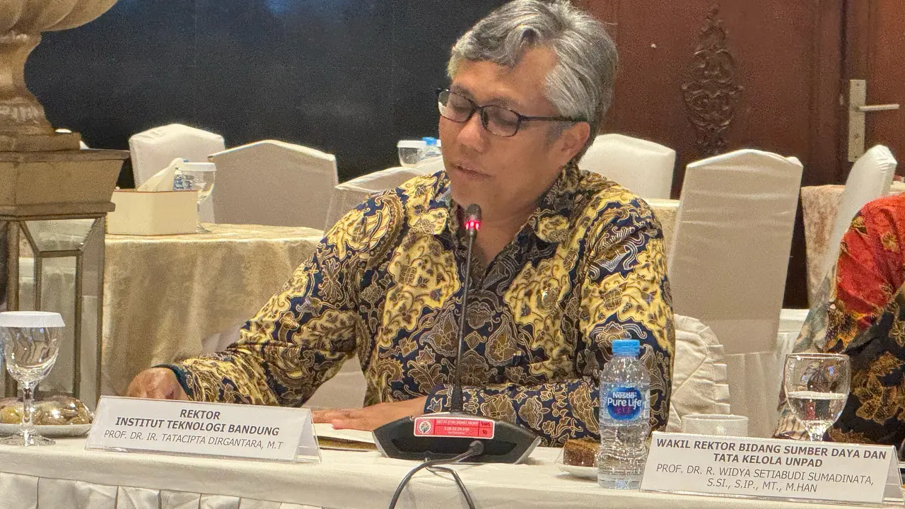 Rektor Institut Teknologi Bandung (Rektor ITB) Tatacipta Dirgantara .