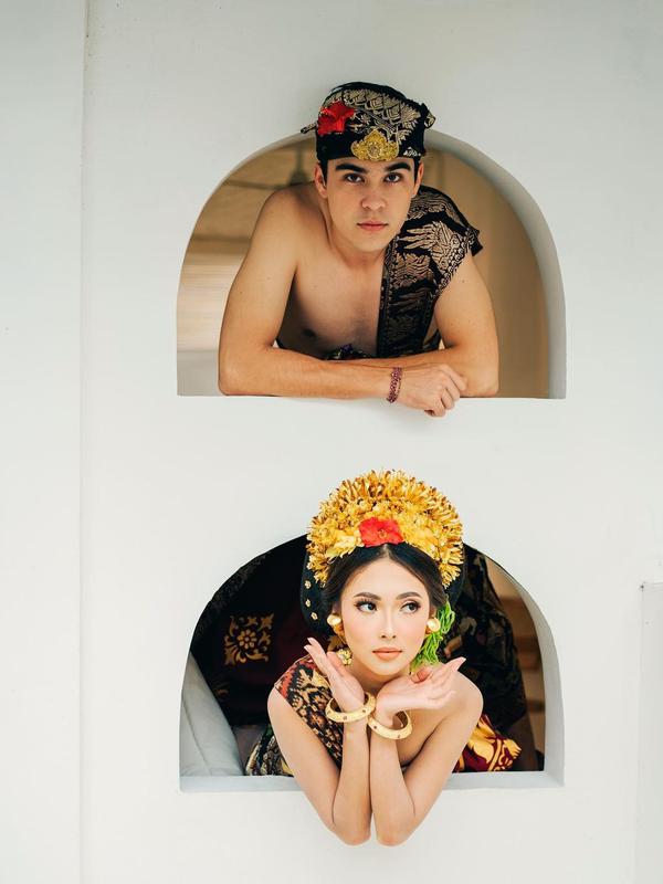 Pemotretan Erdin Werdrayana dalam busana adat Bali (Sumber: Instagram/faruqadib)