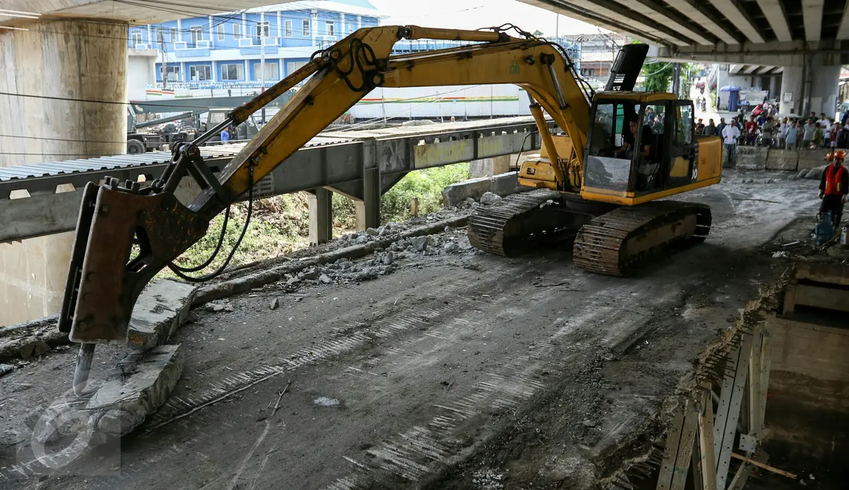 Alat eskavator mulai menghancurkan sisi fondasi jembatan Rawajati, Kalibata, Jakarta, Minggu (6/3/2016). Pasalnya, sampah sering menumpuk di jembatan tersebut dan menyebabkan banjir di sekitar Kali Ciliwung. (Liputan6.com/Yoppy Renato)