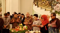 Ketua Umum Partai Gerindra sekaligus capres suara terbanyak Prabowo Subianto menghadiri acara ulang tahun Siti Hediati Hariyadi atau kerap disapa Titiek Soeharto yang ke 65 tahun di kediaman Jl. Teuku Umar, Menteng, Jakarta Pusat, Minggu (14/4) malam (Istimewa)