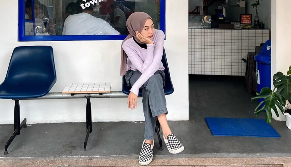 OOTD, gaya hijab, hingga padu padan warna pakaian Lailatul Mufaricha ini selalu cocok. Modis dan stylish, gaya berpakaiannya bisa jadi inspirasi untuk pengikutnya yang masih lajang ataupun yang sudah jadi ibu. Bagikan foto candidnya, Faricha tetap terlihat cantik. Kenakan knit top warna lilac dan celana jeans kemudian dipadukan dengan jilbab warna cokelat, penampilan Faricha kekinian. (Liputan6.com/IG/@lailatul_mufaricha)