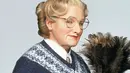 Mrs. Doubtfire (1993). Usai bercerai dengan istrinya, Daniel Hillard (Robin Williams) mengaku kangen dengan anak-anaknya yang diasuh oleh istrinya. Iapun rela menyamar menjadi seorang pengasuh bernama Mrs. Doubtfire di kediaman istrinya (Istimewa)