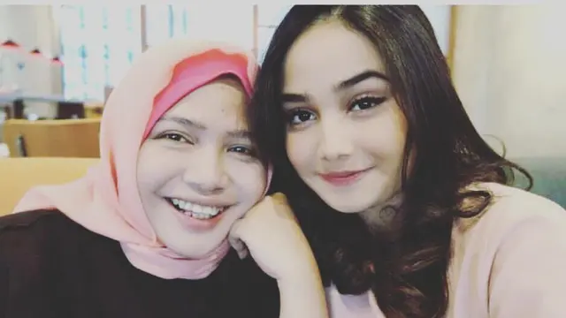 6 Potret Kebersamaan Syifa Hadju dan Ibunda, Bak Kakak Adik