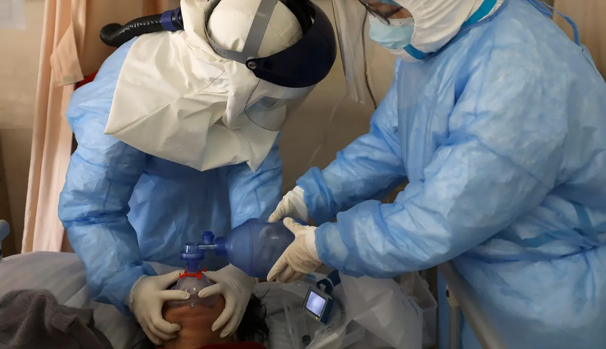 Pekerja medis memompa oksigen kepada pasien virus corona atau COVID-19 di sebuah rumah sakit di Wuhan, Provinsi Hubei, China, Minggu (16/2/2020). Sebanyak 1.770 orang dilaporkan meninggal akibat virus corona. (Chinatopix via AP)