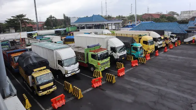 Antrean truk di Pelabuhan Ketapang