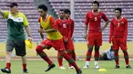 Gaya pelatih Timnas Indonesia Wim Rijsbergen (kiri) ketika memimpin latihan anak-anak asuhnya di Stadion Utama Gelora Bung Karno, Jakarta, 19 Juli 2011. FOTO ANTARA/Puspa Perwitasari
