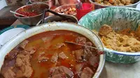 Nasi Jamblang salah satu kuliner khas Cirebon yang disukai pengunjung maupun masyarakat Cirebon itu sendiri. Foto (Liputan6.com / Panji Prayitno)
