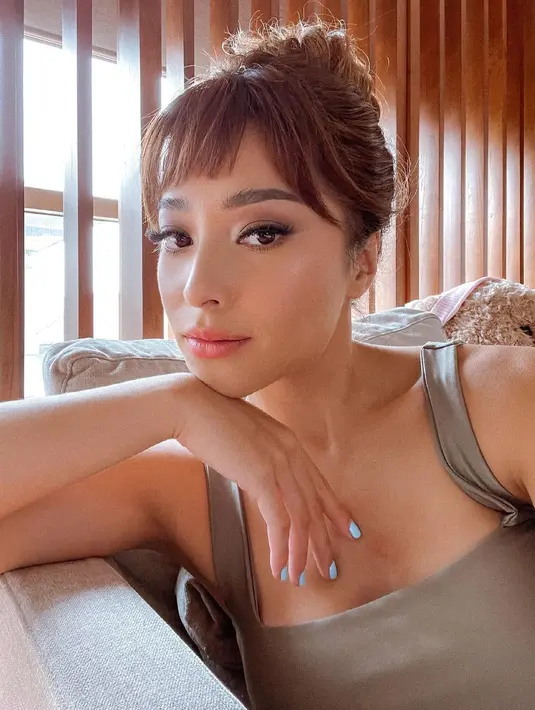 Nikita Willy kini tampil dengan poni yang memberikan dimensi di wajahnya. Tidak hanya digerai, Nikita Willy juga tampil cantik dengan tatanan rambut up bun (instagram/nikitawillyofficial94)