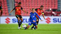 Gelandang Timnas Thailand, Sanrawat Dechmitr (tengah), saat melawan Timor Leste di Stadion Rajamangala, Bangkok, pada laga pertama Grup B Piala AFF 2018. (Bola.com/Dok. AFF Suzuki Cup)