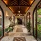 8 Inspirasi Lorong Rumah, Cocok untuk Penghubung Dua Bangunan