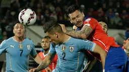 Duel antara pemain Uruguay, Jose Maria Gimenez (kiri), dan Mauricio Pinilla. (AP Photo/Luis Hidalgo)