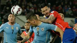 Duel antara pemain Uruguay, Jose Maria Gimenez (kiri), dan Mauricio Pinilla. (AP Photo/Luis Hidalgo)