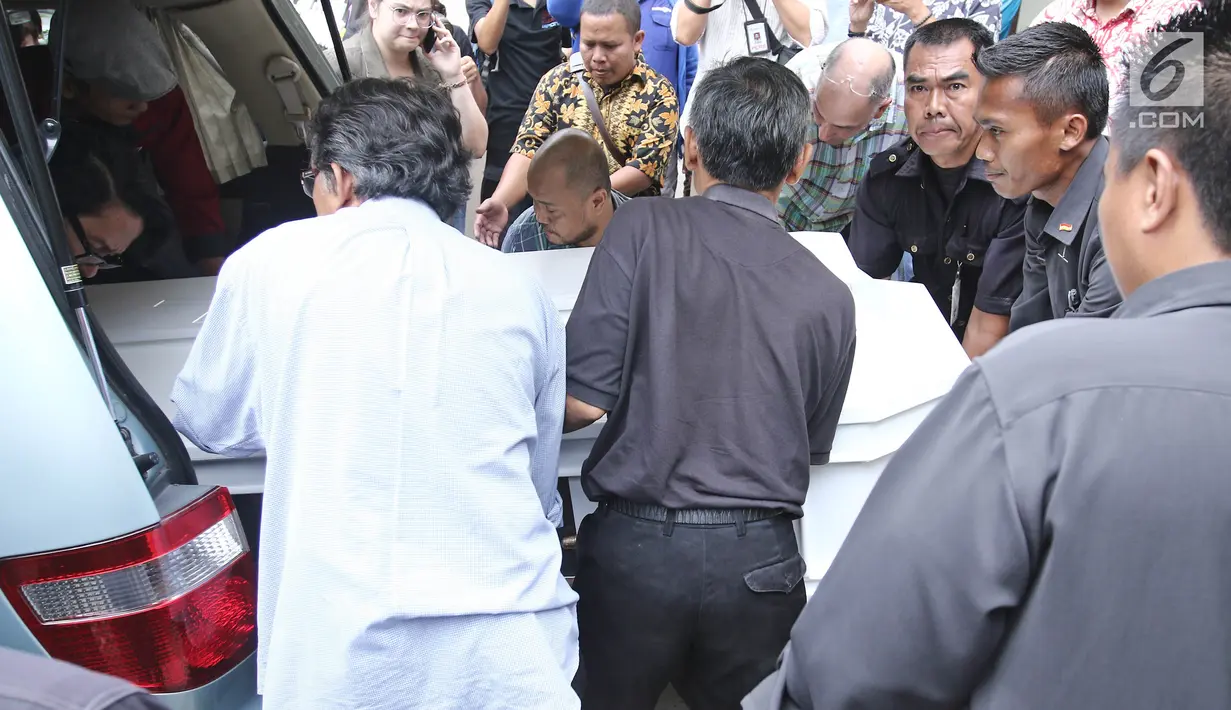 Sejumlah orang mengeluarkan peti jenazah pakar kuliner Bondan Winarno dari ambulans setibanya di rumah duka kawasan Sentul, Bogor, Rabu (29/11). Bondan meninggal di usia 67 tahun karena penyakit jantung yang dideritanya. (Liputan6.com/Herman Zakharia)