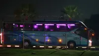 Sebuah bus yang membawa rombongan Timnas Argentina setelah mendarat di Bandara Soekarno Hatta, Tangerang, Jumat (16/6/2023) malam. (Bola.com/M Iqbal Ichsan)