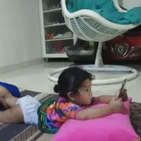 Anak Ayu Ting Ting saat sedang dipijat (Instagram/@ayutingting92)