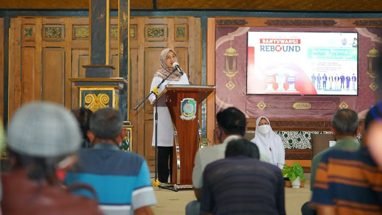Bupati Banyuwangi Ipuk Fiestiandani memberikan arahan pada pelaku wisata dan seni di Banyuwangi (Istimewa)