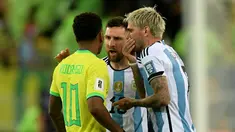 Penyerang Timnas Brasil, Rodrygo (kiri), kedapatan adu mulut dengan Pemain Timnas Argentina Lionel Messi (tengah) dan Rodrigo De Paul saat pertandingan Kualifikasi Piala Dunia 2026 Zona CONMEBOL yang berlangsung di Maracana Stadium, Rio de Janeiro, Rabu (22/11/2023) pagi WIB. (AFP/Carl De Souza)
