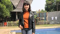 Gaya penampilan Sandrinna Michelle dengan jaket kulit ini juga tak luput dari sorotan netizen. Meski terlihat cukup boyish akn tetapi banyak pula netizen yang memuji pemain Dari Jendela SMP ini karena terlihat menggemaskan. (Liputan6.com/IG/@sandrinna_11)
