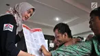 Anggota KPUD Bekasi menyosialisasikan Pemilu 2019 kepada pemilih pemula penyandang disabilitas di SLB Al Gaffar Guchany, Bekasi, Rabu (20/2). Hal ini untuk mengedukasi pemilih pemula penyandang disabilitas tentang Pemilu 2019. (Merdeka.com/Iqbal Nugroho)