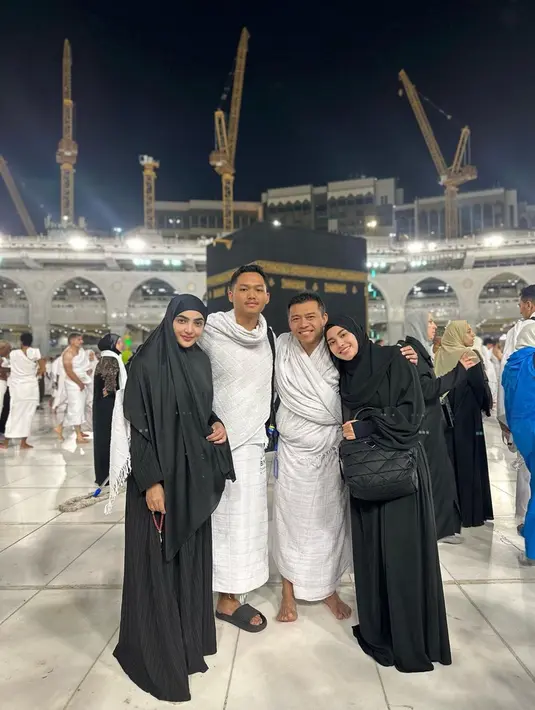 Momen kebersamaan Anang, Ashanty, Azriel dan Aurel Hermansyah ini juga tak lepas dari perhatian netizen. Bahkan, Ashanty juga mengungkapkan jika ia kembali bernostalgia seperti 13 tahun yang lalu. (Liputan6.com/IG/@ashanty_ash)