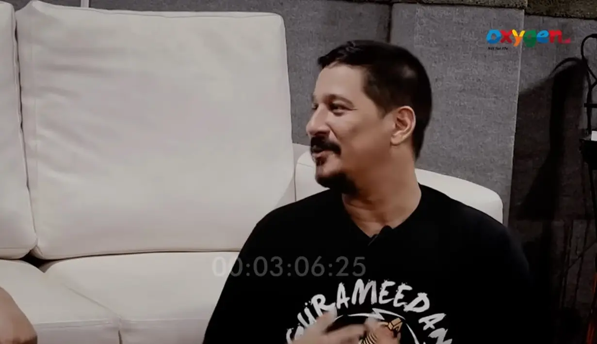 Memiliki banyak teman, salah satunya yang berprofesi fotografer. Saat sedang santai, ia fotografer memintanya menggunakan sebuah t-shirt untuk difoto. Saat itu, ia mendapat bayaran Rp 50 ribu. [Youtube/Ferdy ELEMENT]