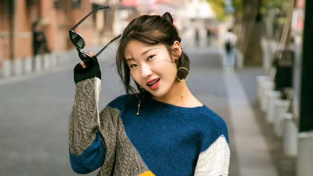 stylish tersenyum memegang kacamata