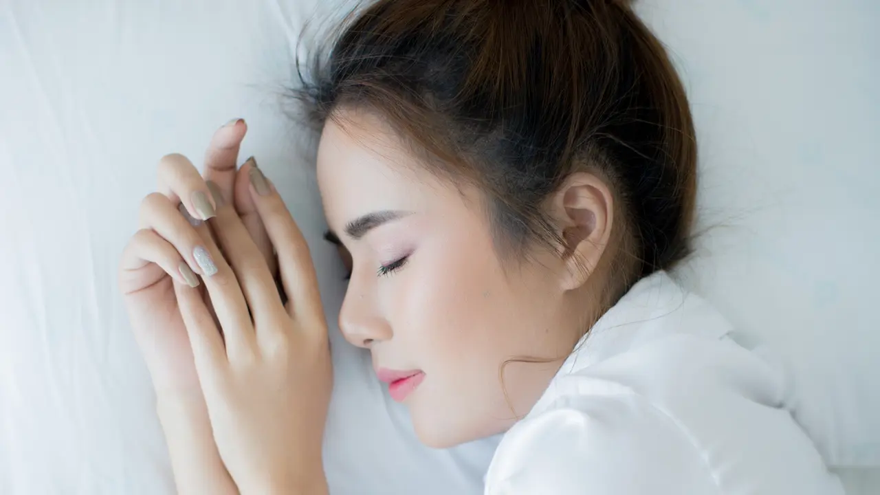 perempuan tidur