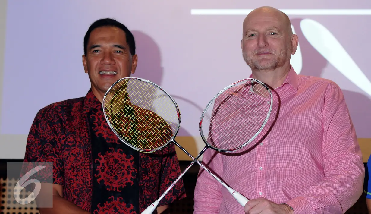 Ketua Umum PBSI, Gita Wirjawan (kiri) bersama Dubes Australia untuk Indonesia, Paul Grigson mengangkat raket jelang laga eksebisi di Kedubes Australia, Jakarta, Kamis (26/5/2016). (Liputan6.com/Helmi Fithriansyah)