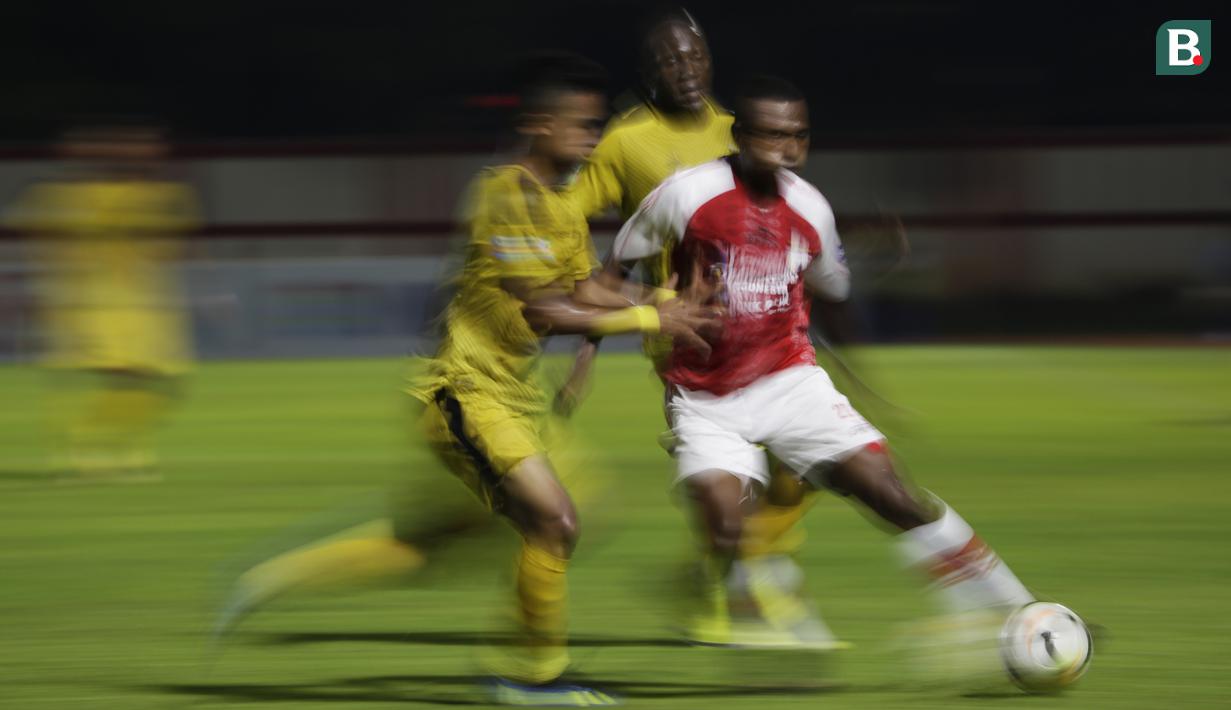 Bek Persipura, Yustinus Pae, berusaha melewati hadangan pemain Bhayangkara FC pada laga Liga 1 Indonesia di Stadion PTIK, Jakarta, Senin (18/11). Bhayangkara menang 2-0 atas Persipura. (Bola.com/Vitalis Yogi Trisna)