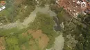 Foto udara Sungai Citarum Lama yang penuh sampah di kawasan Cicukang, Bandung, Jawa Barat, Rabu (3/4). Program Citarum Harum akan dilaksanakan oleh Kementerian Koordinator Bidang Kemaritiman. (Liputan6.com/Herman Zakharia)