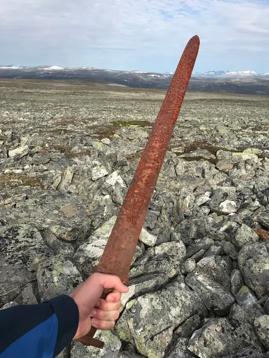 Pemburu rusa kutub, Einar Ambakk menunjukkan sebilah pedang milik bangsa Viking yang ditemukan di gunung Lesja, sekitar 180 km utara Oslo, Norwegia, 4 September 2017. Pedang dari besi sepanjang 30 inchi itu ditaksir berusia 1.200 tahun. (AP Photo)