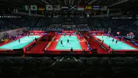 Sejumlah pebulu tangkis sedang berlatih menjelang Indonesia Open 2023 di Istora Senayan, Jakarta, Senin (12/06/2023). Ketua Panpel Armand Darmadji mengungkapkan bahwa tahun ini akan menjadi edisi terakhir turnamen BWF Super 1000 tersebut di Istora Senayan sebelum dipindahkan ke arena yang lebih besar yakni Indoor Multifunction Stadium. (Bola.com/Bagaskara Lazuardi)