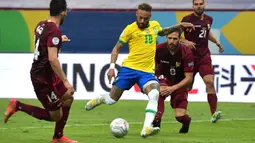 Pada menit awal pertandingan, Neymar dan Jesus saling bergantian mengancam gawang Venezuela. Tampak penguasaan Brasil lebih dominan daripada Venezuela. (Foto: AFP/Nelson Almeida)