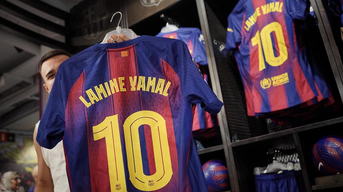 Resmi Warisi Nomor 10, Jersey Baru Lamine Yamal Ramai Diburu Penggemar Barcelona