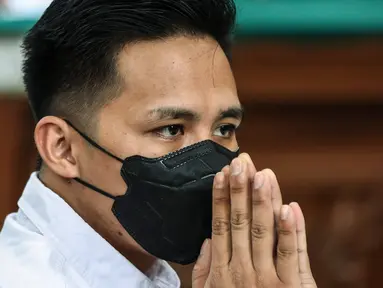 Terdakwa kasus pembunuhan Brigadir Yosua, Richard Eliezer Pudihang Lumiu menjalani sidang pembacaan replik atau tanggapan Jaksa Penuntut Umum (JPU) di Pengadilan Negeri Jakarta Selatan, Senin (30/1/2023).  Jaksa Penuntut Umum (JPU) meminta Majelis Hakim menolak seluruh pledoi terdakwa Richard Eliezer alias Bharada E, atas perkara pembunuhan berencana terhadap Brigadir J. (Liputan6.com/Johan Tallo)