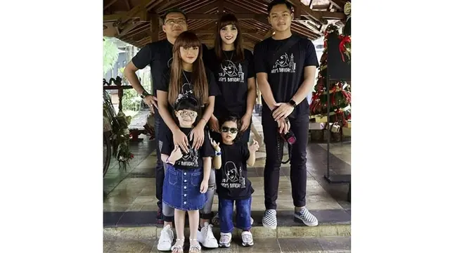 6 Momen Kompak Keluarga Anang Hermansyah Pakai Baju Seragam, Harmonis