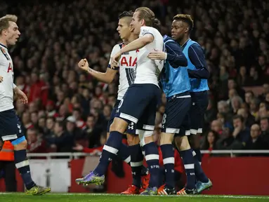 Pemain Tottenham Harry Kane (tiga kanan) merayakan gol bersama rekannya pada lanjutan Liga Premier Inggris  di Stadion Emirates, London, Inggris, Minggu (8/11/2015). Arsenal bermain imbang 1-1. (Reuters/Andrew Couldridge)