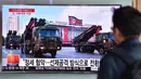 Seorang pria melihat laporan berita tentang rudal Korea Utara, di sebuah stasiun kereta di Seoul, Korea Selatan. Pemimpin Korut, Kim Jong-Un memerintahkan pasukannya menyiagakan senjata nuklir untuk bisa digunakan kapan saja. (AFP PHOTO/Jung YEON-JE)